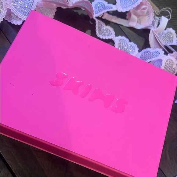 SKIMS Rhinestone Heart Set💕 - Picture 6 of 16